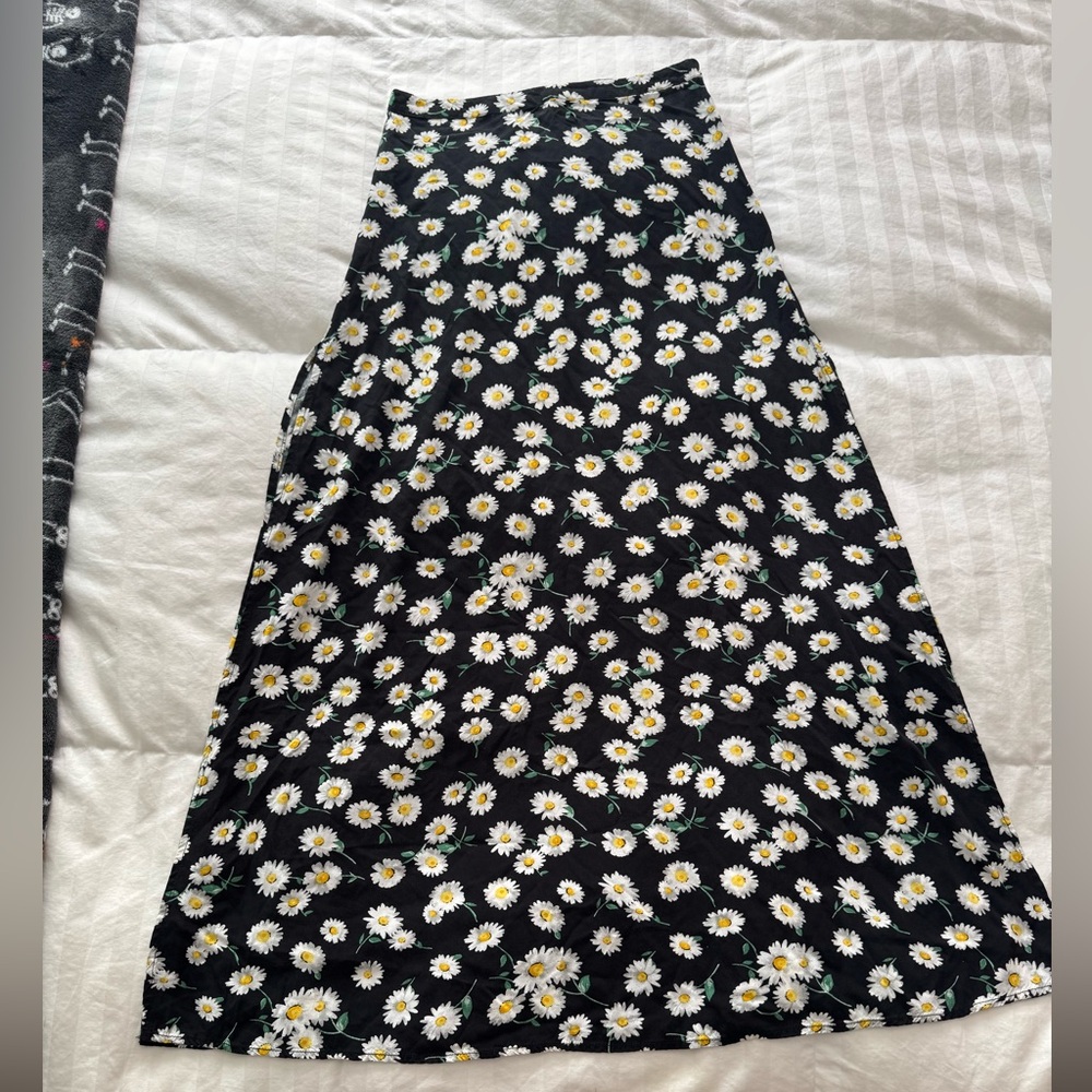 Forever 21 Black and White Floral A-Line Midi Skirt